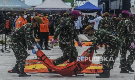 Sejumlah prajurit TNI membawa kantong berisi temuan usai pencarian korban dan puing pesawat Sriwijaya Air nomor penerbangan SJ182  di Dermaga JICT II, Jakarta, Selasa (12/1). Temuan berupa jenazah, pakaian dan puing bagian pesawat itu dibawa dan dikumpulkan ke Pelabuhan JICT II untuk diidentifikasi lebih lanjut. Republika/Putra M. Akbar