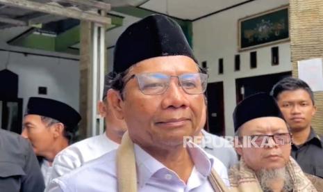 Menteri Koordinator Politik, Hukum, dan Keamanan (Menkopolhukam) yang juga cawapres nomor urut 3, Mahfud MD menanggapi pernyataan mantan ketua Komisi Pemebrantasan Korupsi (KPK) Agus Rahardjo terkait Presiden Joko Widodo (Jokowi) yang meminta dihentikannya penyelidikan kasus E-KTP, di Pandeglang, Banten, Jumat (1/12/2023). 