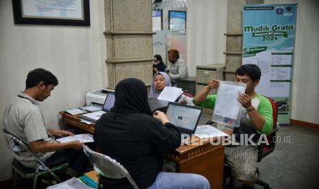 Calon pemudik menyelesaikan proses verifikasi data di Dinas Perhubungan Provinsi DKI Jakarta. Dishub DKI kembali membuka pendaftaran program mudik gratis 2024.