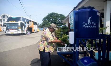 Warga memanfaatkan fasilitas tempat cuci tangan di Terminal Depok, Jawa Barat, Senin (30/3). Pemerintah Kota Depok menyediakan tempat cuci tangan portable yang dilengkapi wastafel dan sabun cuci dalam rangka meningkatkan perilaku hidup bersih dan sehat guna mencegah penyebaran virus corona atau COVID-19