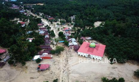 Foto udara kondisi perkampungan tertimbun lumpur akibat terjangan banjir bandang di Desa Radda, Kabupaten Luwu Utara, Sulawesi Selatan, Rabu (15/7/2020). Banjir bandang yang terjadi akibat tingginya curah hujan yang membuat sungai Salukula dan Meli meluap tersebut mengakibatkan 21 orang meninggal dunia dan puluhan warga dilaporkan masih dalam pencarian, sementara  ratusan rumah rusak berat dan hilang tertimbun material lumpur. 