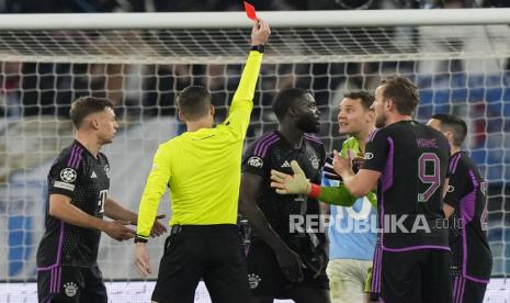 Dayot Upamecano dari Bayern menerima kartu merah oleh wasit Francois Letexier saat pertandingan sepak bola leg pertama babak 16 besar Liga Champions antara Lazio dan Bayern Munich, di Stadion Olimpiade Roma, Kamis (15/2/2024) dini hari WIB.