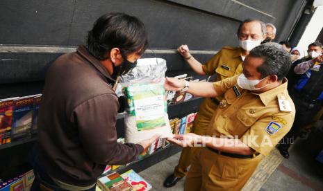 Wakil Wali Kota Bandung Yana Mulyana menyerahkan bantuan paket sembako kepada pedagang kaki lima (PKL) buku dan stempel di Jalan Cikapundung Barat, Kota Bandung, Selasa (7/9). Bantuan tersebut diharapkan dapat membatu para PKL di saat relaksasi ekonomi PPKM Level 3 di Kota Bandung.