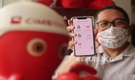 Nasabah menggunakan layanan mobile banking dari CIMB Niaga. Octo Mobile, melalui gawainya, di Jakarta. PT Bank CIMB Niaga Tbk berupaya memperkuat platform digital banking Octo Mobile.