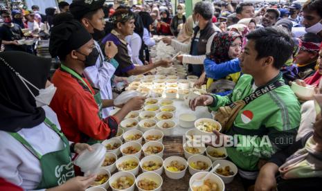 Warga mengambil hidangan Soto Mie pada acara Bogor Breakfast Festival 2022 di Alun-alun Kota Bogor, Jawa Barat, Ahad (23/10/2022). Pada acara tersebut sebanyak 5.000 porsi hidangan Soto Mie yang merupakan kuliner khas Kota Bogor itu dibagikan gratis kepada warga untuk sarapan pagi. Republika/Putra M. Akbar