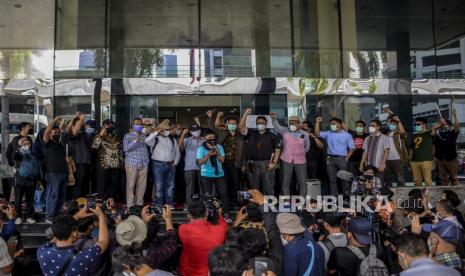 Sejumlah mantan pegawai KPK yang tidak lolos Tes Wawasan Kebangasaan berkumpul bersama perwakilan Koalisi Masyarakat Anti Korupsi saat pelepasan di Jakarta, Kamis (30/9). Sebanyak 57 pegawai KPK yang tidak lolos TWK resmi diberhentikan kerja mulai Kamis (30/9). Republika/Putra M. Akbar