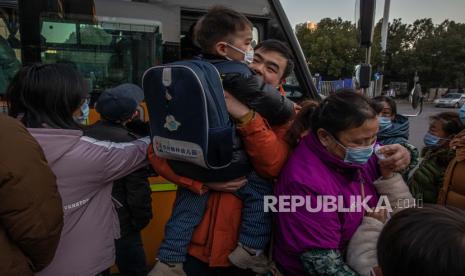  Orang tua bertemu anak-anak mereka yang tiba dengan bus dari taman kanak-kanak, di Wuhan, Cina, 31 Desember 2020 (dikeluarkan 01 Januari 2021). Kehidupan di Wuhan, kota di China berpenduduk lebih dari 11 juta, yang hampir setahun lalu menjadi episentrum wabah virus corona, kembali normal.