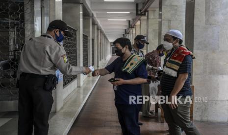 Ilustrasi protokol kesehatan di rumah ibadah Masjid Istiqlal Jakarta. Rumah ibadah tetap diperbolehkan beraktivitas dengan ketentuan yang ketat 