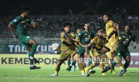 Pesepak bola Persebaya Moch Supriadi (kiri) menendang bola. Supriadi akan membela Persik Kediri pada Liga 1 musim 2023/2024.