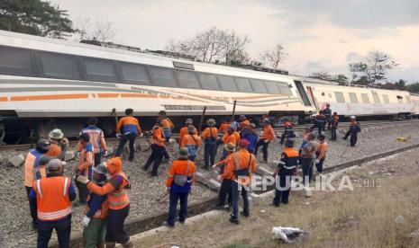 Situasi terkini di lokasi anjloknya KA 17 Argo Semeru relasi Surabaya Gubeng - Gambir dan KA 6 Argo Wilis relasi Bandung - Surabaya Gubeng  di KM 520 + 4 petak jalan antara Stasiun Sentolo - Stasiun Wates, pada Selasa (17/10/2023). 