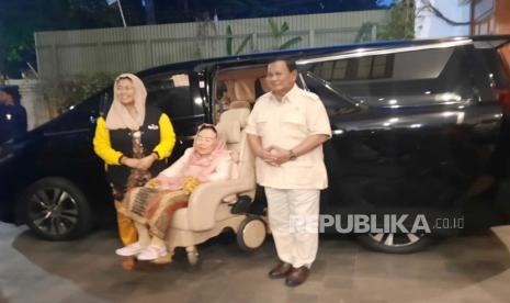 Prabowo Subianto bersama Yenny Wahid menyambut kedatangan istri Presiden Gus Dur, Sinta Nuriyah di kediaman pribadi Menteri Pertahanan RI itu di Jalan Kertanegara, Jakarta Selatan, Rabu (6/9/2023) malam. 