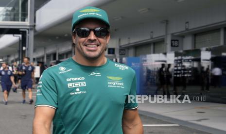 Spanish Formula One driver Fernando Alonso of Aston Martin walks through the paddock ahead of the first practice session of the Japanese Formula One Grand Prix in Suzuka, Japan, 22 September 2023. The Japanese Formula One Grand Prix will take place on 24 September 2023.  