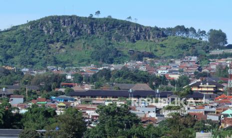 Gunung Batu Lembang salah satu bagian dari sesar atau patahan aktif yang muncul ke permukaan di Kecamatan Lembang, Kabupaten Bandung Barat.