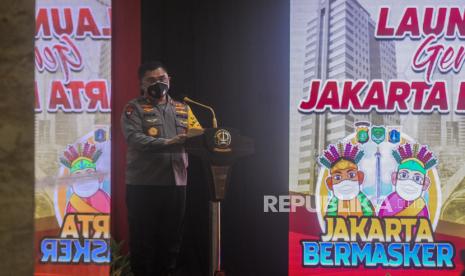 Ramadhan, Polisi Diimbau Banyak Bersedekah. Foto: Kapolda Metro Jaya, Irjen Pol Fadil Imran memberikan sambutan saat peluncuran logo Jakarta Bermasker di Mapolda Metro Jaya, Jakarta, Rabu (3/2). Peluncuran logo tersebut merupakan bagian dari program Jakarta Bermasker yang nantinya akan dibagikan kepada masyarakat di wilayah hukum Polda Metro Jaya agar kembali sadar menggunakan masker untuk memutuskan mata rantai penyebaran Covid-19.  Republika/Putra M. Akbar