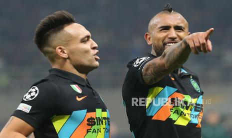 Pemain Inter Milan Arturo Vidal (kanan) bergembira dengan rekan setimnya Lautaro Martinez setelah mencetak gol 2-1 selama pertandingan sepak bola grup D Liga Champions UEFA antara FC Inter dan FC Sheriff Tiraspol di stadion Giuseppe Meazza di Milan, Italia, 19 Oktober 2021.