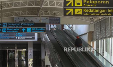 Seorang petugas berada di area Bandara Sultan Syarif Kasim II yang terlihat sepi di Pekanbaru, Riau, Kamis (7/5/2020). Dengan memenuhi persyaratan protokol kesehatan, Kementerian Perhubungan menyatakan seluruh moda transportasi seperti pesawat, kereta, kapal laut dan bus sudah bisa beroperasi kembali