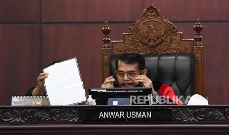 Ketua Majelis Hakim Mahkamah Konstitusi (MK) Anwar Usman memimpin jalannya sidang putusan uji materiil Pasal 169 huruf q UU Pemilu.