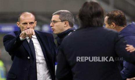 Pelatih Juventus Massimiliano Allegri (kiri). 