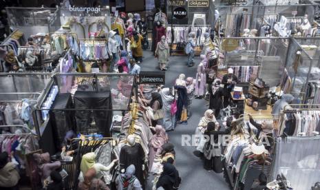 Pengunjung memilih produk fesyen muslim pada Hijab Expo Indonesia (HEI) 2023 di Trans Studio Mall (TSM), Bandung, Jawa Barat, Selasa (5/12/2023). Hijab Expo Indonesia tersebut berlangsung hingga 10 Desember mendatang dan melibatkan puluhan jenama dan pelaku UMKM fesyen muslim. Acara tersebut sebagai upaya promosi serta mendukung peningkatan produk dalam negeri khususnya fesyen muslim.