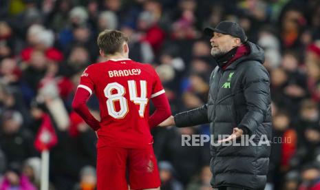 Bintang masa depan Liverpool Conor Bradley (kiri) bersama Jurgen Klopp. 