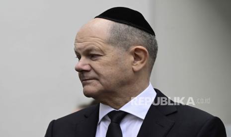 Kanselir Jerman Olaf Scholz mengenakan kippa saat tiba untuk menghadiri upacara peringatan 85 tahun Malam Kaca Pecah (Kristallnacht) yang akan berlangsung di Berlin, Kamis, 9 November 2023 di Berlin.