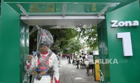 Yogyakarta Pertimbangkan Buka Akses Kendaraan di Malioboro. Gerbang detektor suhu tubuh pengunjung di pasang di jalur pedestrian Malioboro, Yogyakarta, Kamis (10/12). Pemasangan detektor suhu otomatis ini untuk memantau kondisi pengunjung saat berwisata di Malioboro. Selain 30 detektor suhu, juga ada 34 tempat cuci tangan tanpa sentuh. Fasilitas ini untuk memberikan kenyamanan di Malioboro sekaligus mengurangi risiko penularan Covid-19.