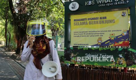 Petugas berjaga di area Kebun Binatang Surabaya (KBS) di Surabaya, Jawa Timur.