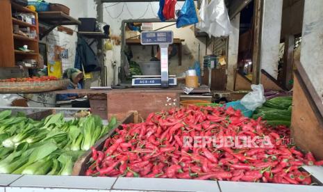 Penjual menunggu barang dagangannya di Pasar Cikurubuk, Kota Tasikmalaya, Senin (12/12/2023). 