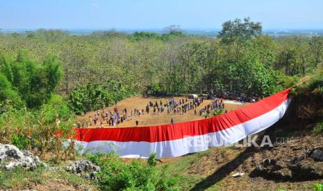 Warga mengikuti upacara pengibaran bendera Merah Putih (Foto: ilustrasi)