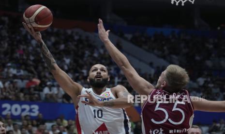 Guard Prancis Evan Fournier (10) melakukan lay up saat melawan Latvia pada pertandingan grup H Piala Dunia Bola Basket antara Prancis dan Latvia di Stadion Indonesia Arena di Jakarta, Indonesia, Ahad (27/8/2023).