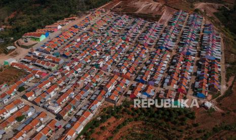 Foto udara perumahan di kaki Gunung Geulis, Cimanggung, Kabupaten Sumedang, Jawa Barat, Jumat (16/10/2020). Badan Pengelola Tabungan Perumahan Rakyat (BP Tapera) menargetkan dapat menyalurkan kredit kepemilikan rumah sebanyak 75.000 unit di tahun 2021. 