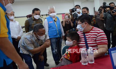 Plt Wali Kota Bandung Yana Mulyana meninjau vaksinasi massal bagi anak usia 6-12 tahun di SD Bintang Mulia, Kota Bandung, Jumat (14/1/2022). Vaksinasi anak di Kota Bandung, saat ini sudah menyasar 96 ribu anak dari target 223 ribu. Vaksinasi menjadi syarat utama diselenggarakan kegiatan pembelajaran tatap muka di Kota Bandung.