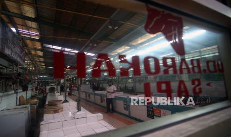 Seorang pedagang daging sapi berada di los khusus penjualan daging sapi di Pasar Modern BSD, Serpong, Tangerang Selatan. Rantai distribusi daging sapi yang panjang menimbulkan biaya tambahan yang cukup tinggi sehingga kenaikan di harga logistik dan transportasi akan berdampak signifikan pada kenaikan harga modal produksi daging sapi di tingkat produsen