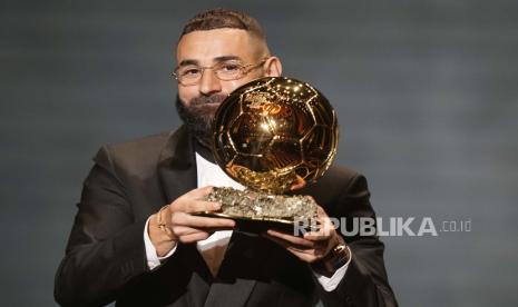  Karim Benzema dari Real Madrid merayakan setelah memenangkan trofi Ballon d