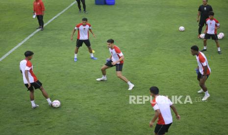 Pesepak bola Timnas Indonesia U-20 Jens Raven (tengah) bersama rekan-rekannya mengikuti sesi latihan resmi di Lapangan A Gelora Bung Karno, Senayan, Jakarta, Selasa (24/9/2024). Latihan tersebut digelar jelang laga Grup F Kualifikasi Piala Asia U-20 2025 yang berlangsung pada 25-29 September di Stadion Madya Gelora Bung Karno. 