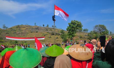 Seseorang memanjat ke tiang bendera (ilustrasi).