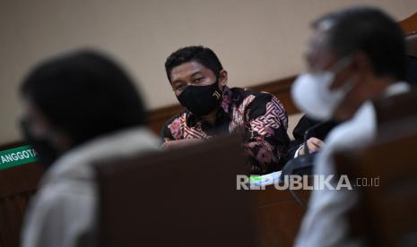 Terdakwa kasus dugaan suap terkait pengurusan atau penanganan sejumlah kasus di KPK Stepanus Robin Pattuju (tengah) menjalani sidang lanjutan di Pengadilan Tipikor, Jakarta, Senin (18/10/2021). Sidang tersebut beragendakan mendengarkan keterangan saksi salah satunya yaitu mantan Bupati Kutai Kartanegara Rita Widyasari yang juga merupakan terpidana suap dan grativikasi. 