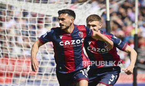 Pemain Bologna Nicola Sansone (kiri) berselebrasi dengan rekan setimnya Stefan Posch setelah mencetak gol pembuka timnya pada pertandingan sepak bola Serie A antara Bologna dan AC Milan, di Stadion Renato Dall