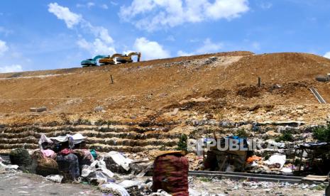 Proyek perluasan kawasan Tempat Pembuatan Sampah Terpadu (TPST) Piyungan, Yogyakarta, Jumat (22/10). Perluasan TPST untuk menambah dermaga pembuangan sampah, karena sejak 2016 tempat ini sudah penuh. TPST Piyungan bermasalah saat musim hujan tiba, antrean pembuangan sampah cukup panjang. Imbasnya sampah akan menumpuk di permukiman.