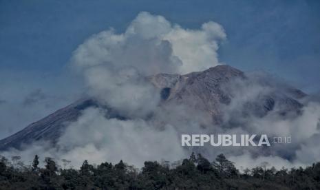 Gunung Semeru menyemburkan awan panas guguran di Kampung Renteng, Desa Sumberluwuh, Candipuro, Kabupaten Lumajang, Jawa Timur, Jumat (10/12). Berdasarkan data dari  Kantor Pencarian dan Pertolongan (SAR) Surabaya jumlah korban meninggal dunia pada Jumat (10/12) mencapai 43 orang dan 12 orang masih dinyatakan hilang. Republika/Thoudy Badai