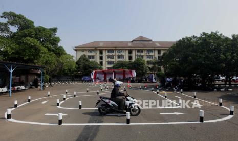 Warga mengendarai sepeda motor saat uji coba kurikulum baru ujian praktik SIM di Satpas Polda Metro Jaya, Jalan Daan Mogot, Jakarta Barat, Jumat (4/8/2023). Polri mengganti lintasan berbentuk angka 8 dan zig-zag dengan lintasan baru berbentuk huruf S serta memperluas lebar lintasan dari 1,5 kali lebar kendaraan menjadi 2,5 kali lebar kendaraan dalam ujian praktik SIM mulai Senin (7/8/2023) pekan depan di seluruh Satpas Polda se-Indonesia.