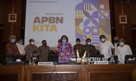 Menteri Keuangan Sri Mulyani (kelima kiri) didampingi Wamenkeu Suahasil Nazara (keempat kanan) serta para pejabat Eselon I bersiap menyampaikan keterangan pers APBN KITA di kantor Kemenkeu, Jakarta, Senin (23/5/2022). 