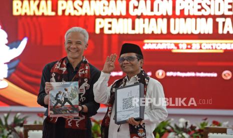 Bakal Calon Presiden Ganjar Pranowo bersama bakal calon Wakil Presiden Mahfud MD berfoto saat akan melakukan pendaftaran bakal pasangan calon presiden dan wakil presiden pada Pemilihan Umum 2024 di Gedung KPU, Jakarta, Kamis (19/10/2023). Pasangan Ganjar Pranowo dan Mahfud MD menjadi pasangan kedua yang mendaftar di KPU sebagai bakal pasangan calon presiden dan wakil presiden 2024. Sebelumnya pasangan Anies- Muhaimin (AMIN) juga mendaftar pada hari ini.