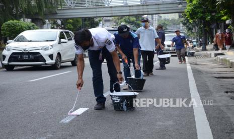 Para petugas mengecat jalur sepeda dalam pelaksanaan program reaktivasi jalur sepeda di Kota Bandung, di Jalan Merdeka Kota Bandung, Jumat (19/6). Reaktivasi jalur sepeda ini sebagai bentuk perhatian Pemkot Bandung kepada pesepeda yang saat ini peminatnya cukup tinggi