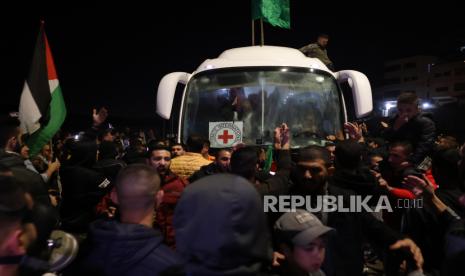 Kerumunan warga menyambut bus yang membawa warga Palestina yang dibebaskan oleh Israel, setelah meninggalkan penjara militer Isareli Ofer, di kota Beitonia dekat Ramallah, Tepi Barat, Jumat (24/11/2023). Israel dan Hamas sepakat untuk melakukan pembebasan sandera sebagai bagian dari perjanjian gencatan senjata selama empat hari. Sebanyak 50 sandera Israel dibebaskan oleh Hamas dan 150 wanita Palestina serta anak-anak yang ditahan di penjara Israel dibebaskan oleh Israel. 