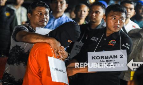 Tersangka bersama saksi korban memperagakan adegan penyergapan salah satu tersangka sebelum terjadi penembakan saat rekonstruksi kasus penembakan bos rental mobil di Rest Area KM 45 Tol Tangerang-Merak, Kabupaten Tangerang, Banten, Sabtu (11/1/2025). Pusat Polisi Militer Angkatan Laut menggelar 36 adegan rekonstruksi dengan menghadirkan para saksi dan ketiga tersangka oknum TNI AL yaitu AA, RH dan BA untuk mendalami kasus yang menyebabkan dua orang korban dan satu diantaranya meninggal dunia. 