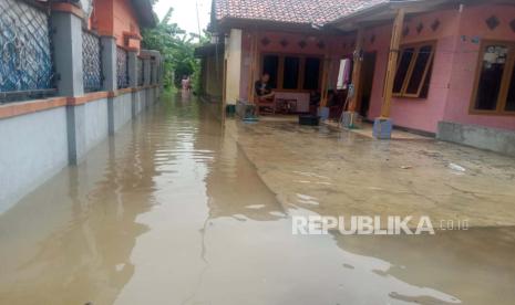 Permukiman warga di Blok Centeng, Desa Dermayu, Kecamatan Sindang, Kabupaten Indramayu dilanda banjir,  Kamis (14/3/2024). 