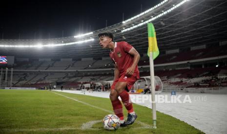 Pemain timnas Indonesia Arkhan Fikri bersiap melakukan tendangan sudut saat bertanding melawan Fiji dalam laga uji coba International Friendly Match U20 di Stadion Utama Gelora Bung Karno (SUGBK), Jakarta, Jumat (17/2/2023). Stadion Utama Gelora Bung Karno (SUGBK) Jakarta akan fokus disiapkan untuk menggelar Piala Dunia U-20 2023 seusai digunakan menjadi panggung konser grup musik Korea Selatan, Blackpink.