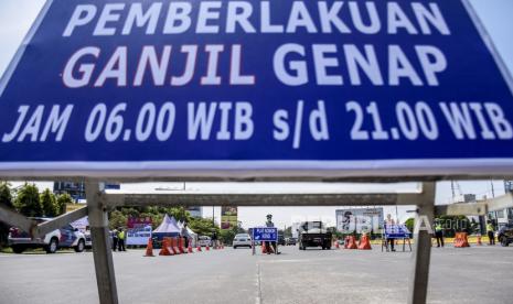 Petugas gabungan menghentikan kendaraan saat pemberlakuan ganjil genap di gerbang keluar Tol Pasteur, Kota Bandung, Jumat (3/9). Dinas Perhubungan (Dishub) Kota Bandung bersama Satuan Lalu Lintas (Satlantas) Polrestabes Bandung memberlakukan sistem ganjil genap di lima akses tol masuk Kota Bandung yang berlaku mulai Jumat (3/9) hingga Ahad (5/9), dengan tujuan untuk menekan mobilitas masyarakat guna meminimalisir penyebaran Covid-19 di masa PPKM. Foto: Republika/Abdan Syakura