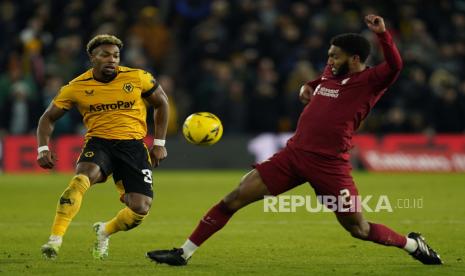 Winger milik Wolverhampton Wanderers, Adama Traore (kiri), yang diincar AC Milan.